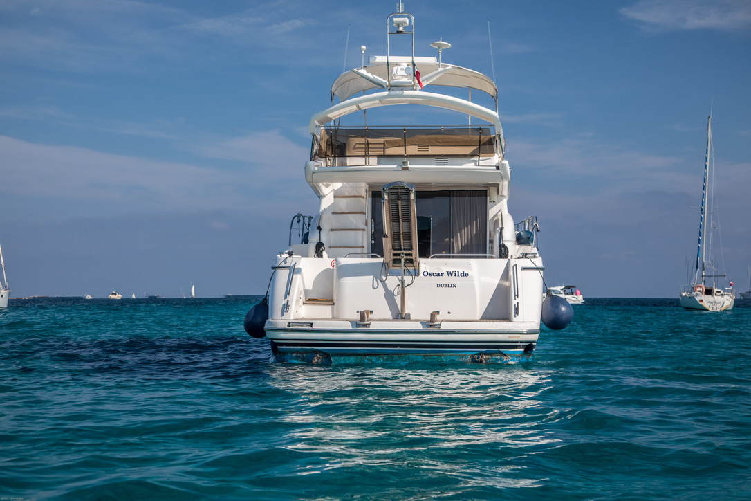 Motor yacht stern showing bathing platform — the hardware Passerello™ controls